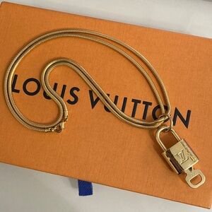 Auth LV #331 Padlock & Key Set